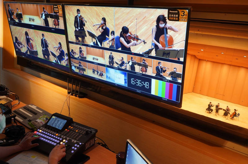 【NTSO數位音樂廳】攝影機畫面透過兩台大螢幕監視器切割監看，並可由導播機選取畫面至。   圖：國台交提供