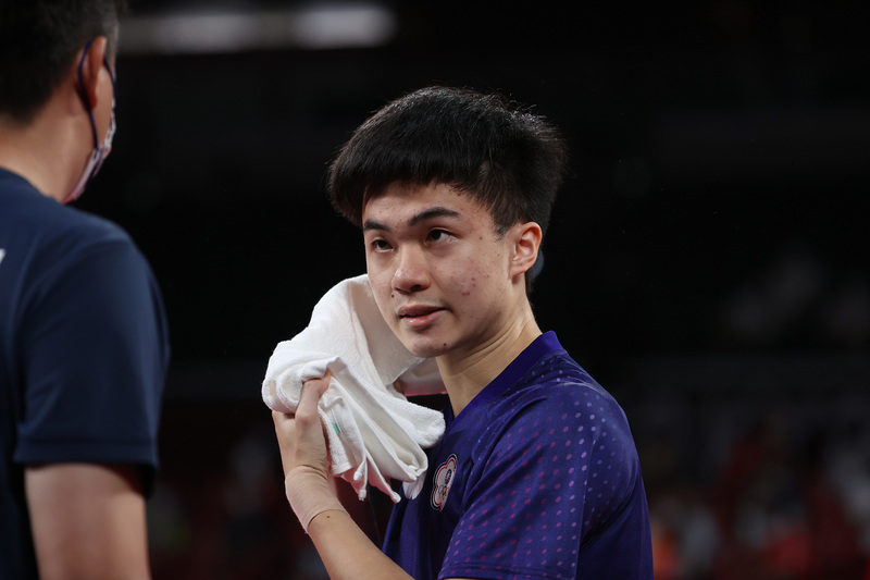 台灣桌球好手林昀儒30日晚間在東京奧運桌球男子單打銅牌戰出賽，全力拚搏，過程中也把握短暫時間擦拭汗水、與教練溝通，可惜最終仍無緣銅牌。   圖：中央社提供