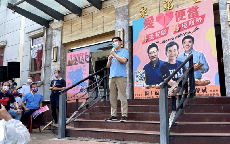 中廣董事長趙少康，就雙北餐廳開放政策，抨擊台北市長柯文哲。   圖：擷取自趙少康臉書