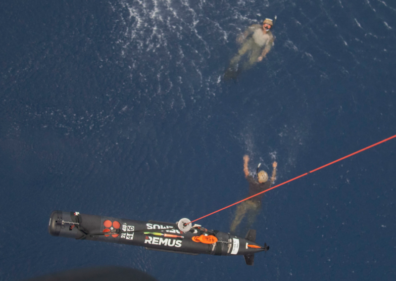 美軍水面行動群SAG，出動艦載直升機投放「劍魚」無人潛航器。   圖：翻攝環球網