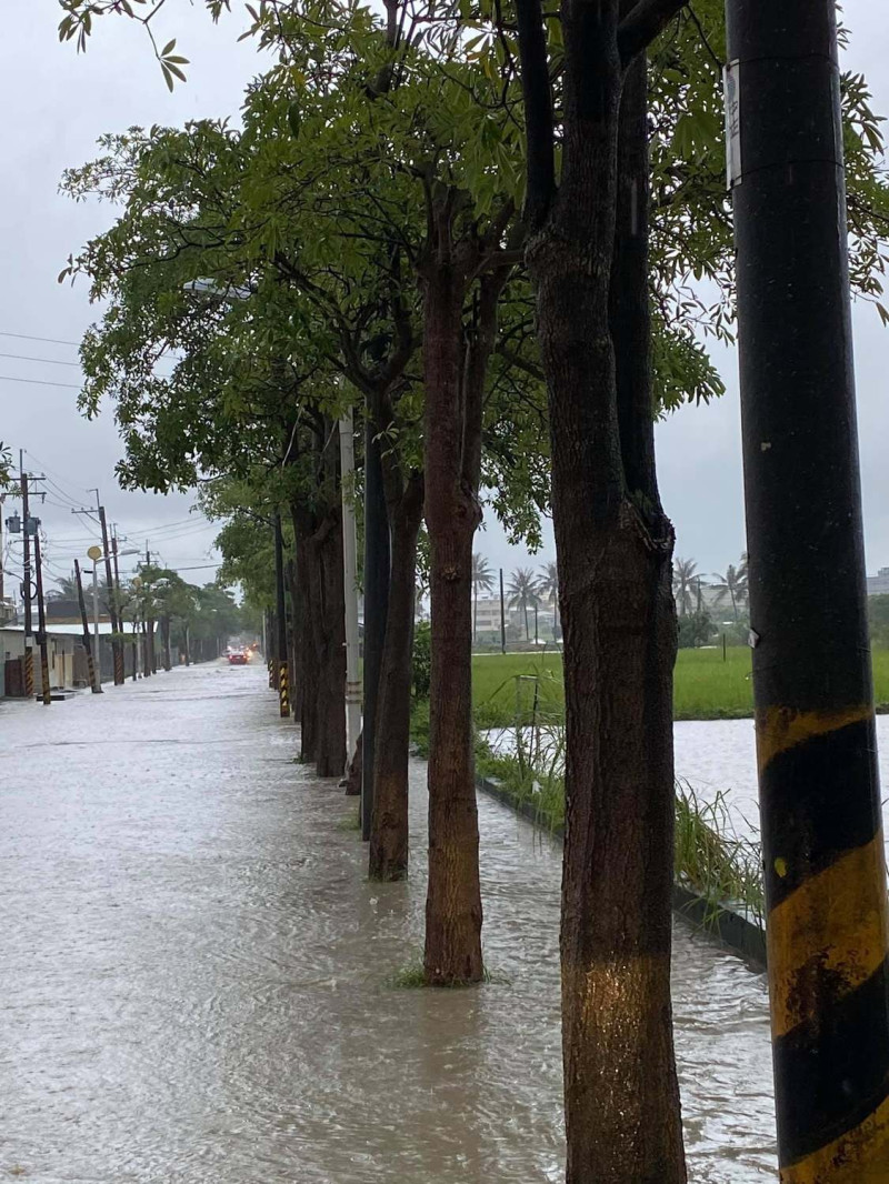 高雄豪大雨，立委邱志偉通報彌陀區進學路已出現局部道路淹水情形。   圖：翻攝邱志偉臉書