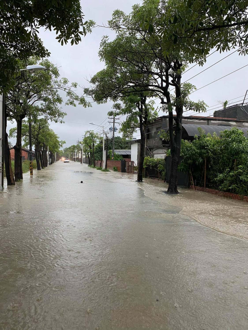 高雄今（31）早遭大雨轟炸，各區出現淹水情形，圖為彌陀區進學路。   圖：翻攝自邱志偉臉書
