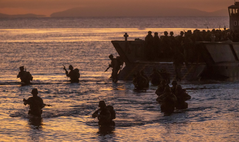 兩棲攻擊車和機械運兵小艇趁日出微光展開登陸搶灘作業。   圖：翻攝Talisman Sabre推特