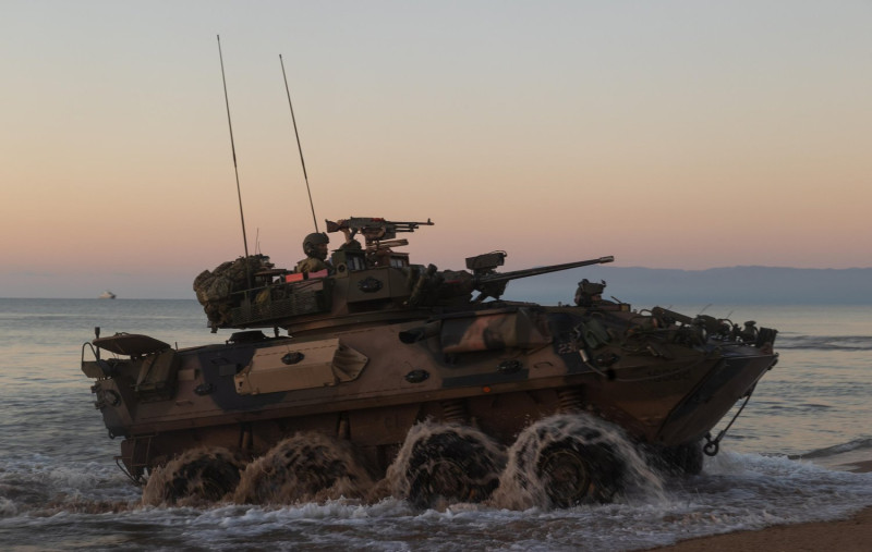 兩棲攻擊車和機械運兵小艇趁日出微光展開登陸搶灘作業。   圖：翻攝Talisman Sabre推特