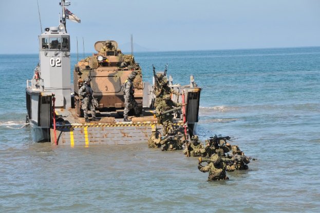 兩棲攻擊車和機械運兵小艇登陸搶灘作業。   圖：翻攝 陸上自衛隊推特