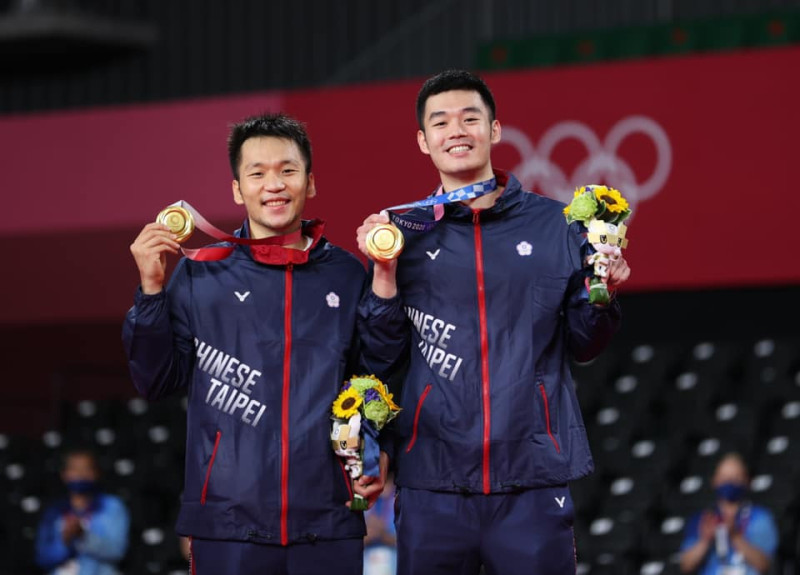 羽球男雙決賽，台灣的「黃金男雙」李洋、王齊麟以直落二技壓中國的「雙塔組合」李俊慧和劉雨辰，順利贏得奧運金牌，也寫下台灣羽球的新紀錄。   圖：體育署提供