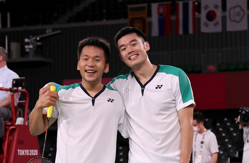 李洋(左)王齊麟(右)勇奪羽球男子雙打金牌。   圖/教育部提供