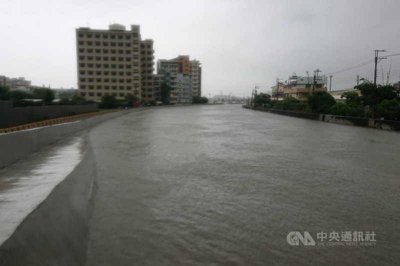 台南地區從7月31日深夜至8月1日清晨間出現明顯雨勢，過去容易造成水患的三爺溪水位上漲，但尚未出現溢堤災情。   圖/中央社