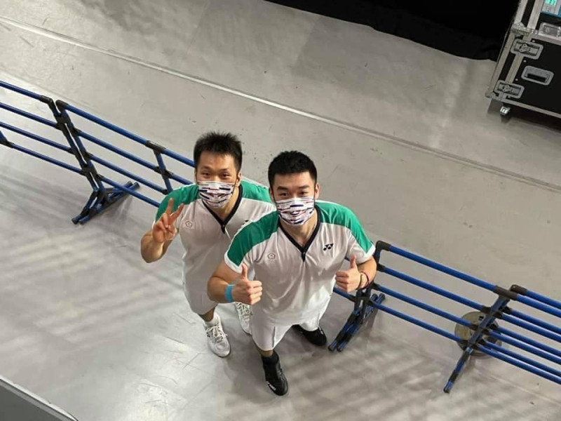 台灣羽球男雙組合「麟洋配」王齊麟、李洋為台灣拿下第二面東京奧運金牌。   圖：翻攝謝長廷臉書