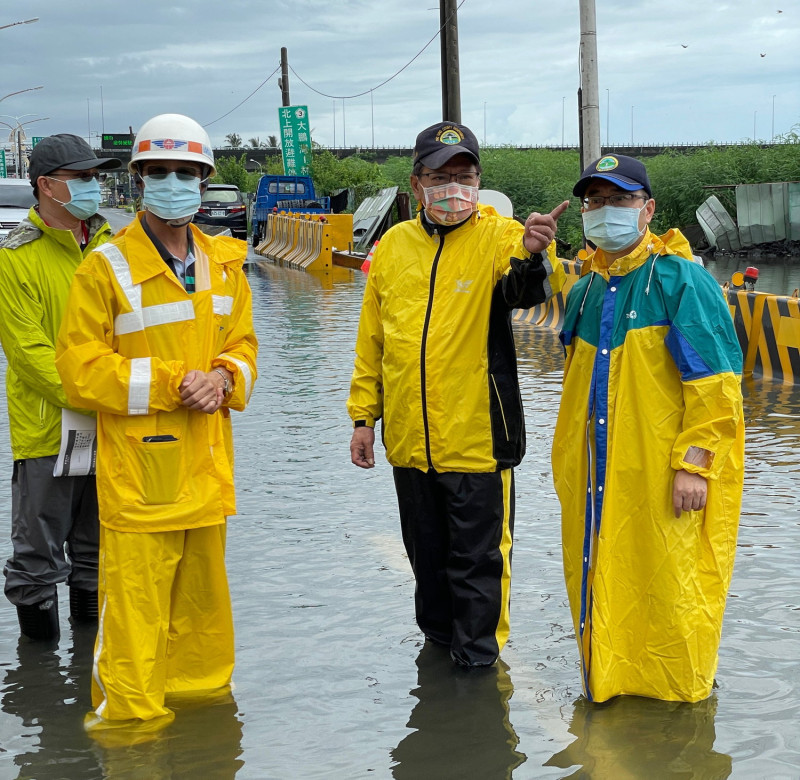 潘孟安(右二)涉水巡視屏東積淹水災情。   圖：屏東縣政府提供