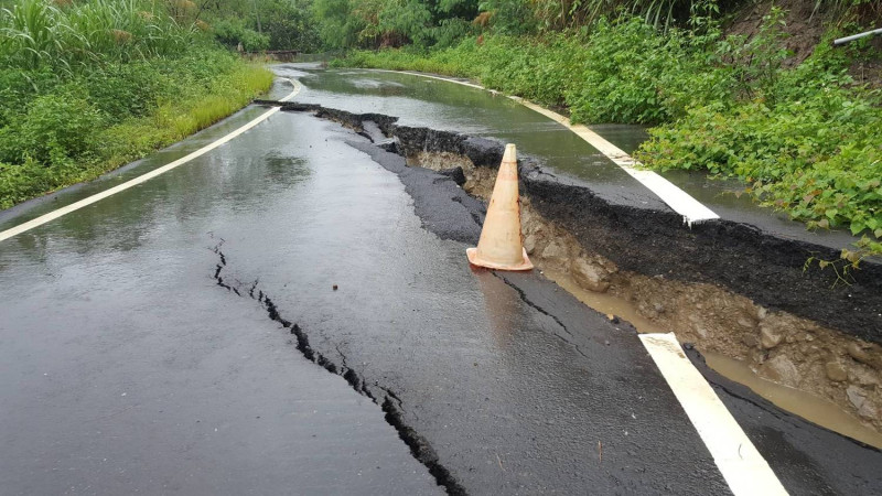 嘉義縣大埔鄉茄苳村149線9K+100處，因豪雨造成道路坍塌。   圖：嘉義縣政府/提供