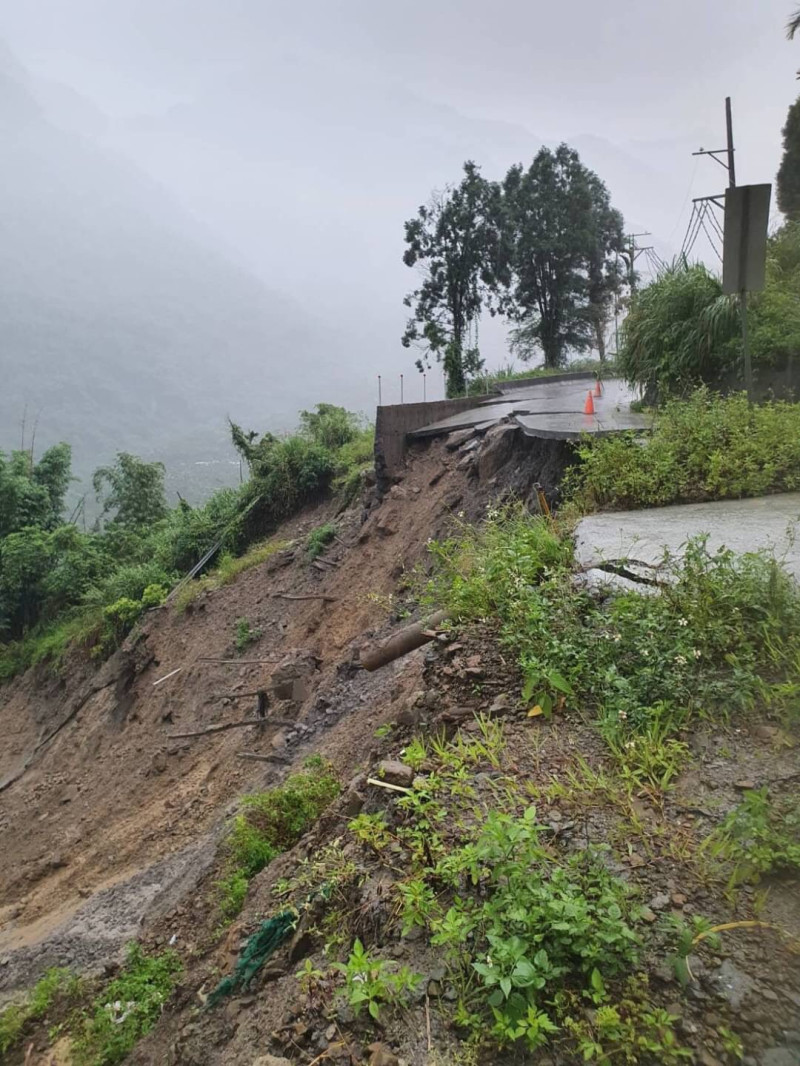 嘉義縣竹崎鄉光華村159甲32K處，因豪雨造成道路坍塌。   圖：嘉義縣政府/提供