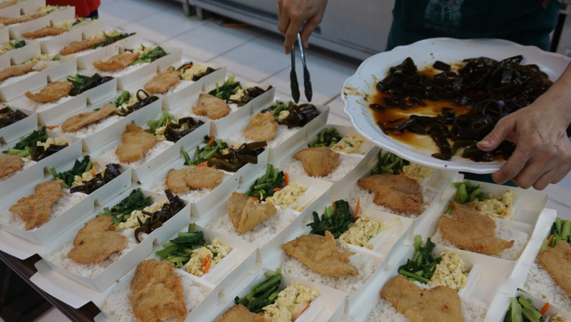 網銀基金會發起的「厝內ㄟ便菜飯」免費供餐計畫，在一個月內提供了8084份便當，至少讓有溫飽需求者8084人次吃飽一餐。   圖：網銀基金會/提供