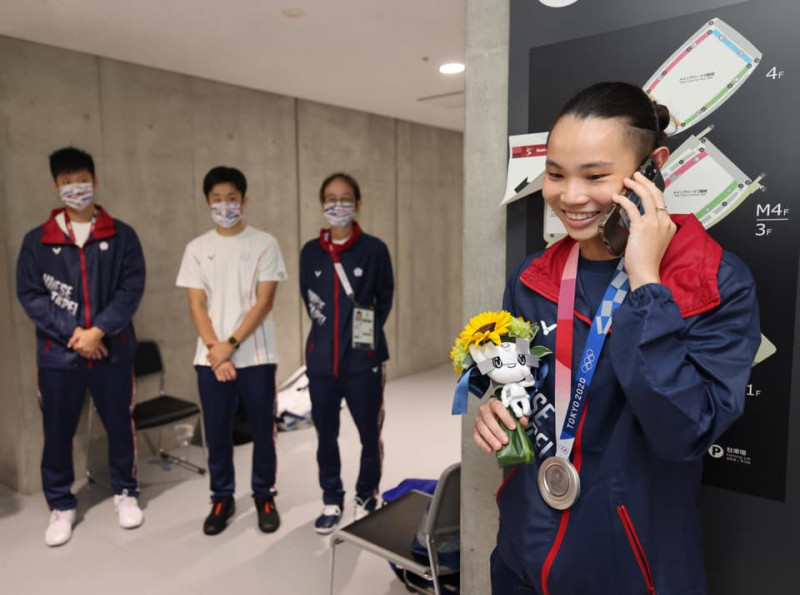 羽球球后戴資穎（右）在東京奧運拿下銀牌好成績，總統蔡英文立刻致電大讚她是最棒的。   圖：翻攝自蔡英文臉書/奧運代表團