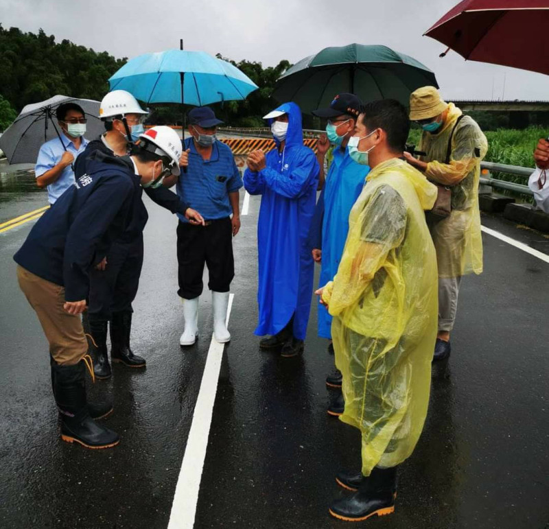 陳其邁(左一)冒雨巡視積淹水向民眾鞠躬致歉。   圖：翻攝邁臉書