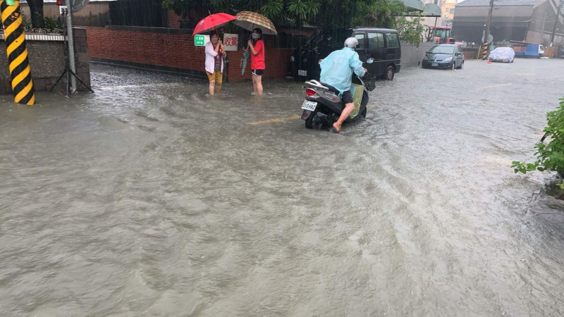 嘉義市今天上午發生強降雨，大溪路馬路變小河。   圖：嘉義市大溪里里長葉秋蘭/提供