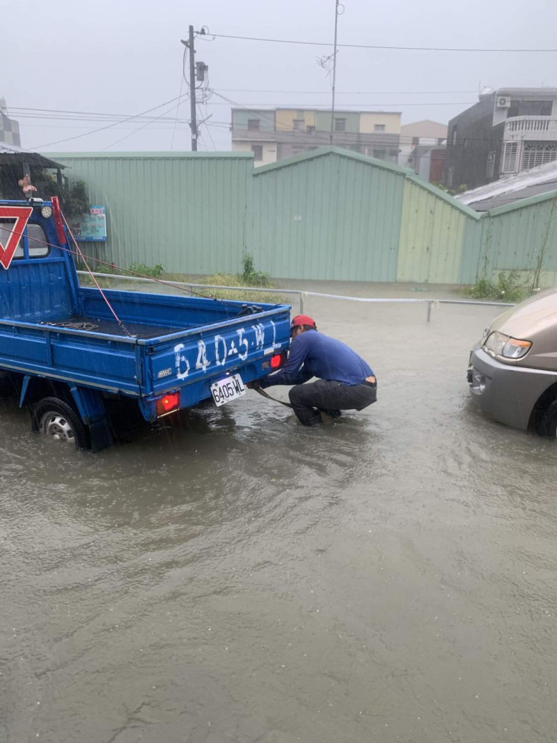 嘉義市今天上午發生強降雨，大溪路馬路變小河，造成汽車拋錨。   圖：嘉義市大溪里里長葉秋蘭/提供