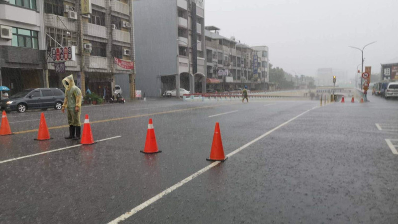 嘉義市今天上午發生強降雨，為避免發生危險，警方封鎖地下道。   圖：嘉義市西區區公所/提供