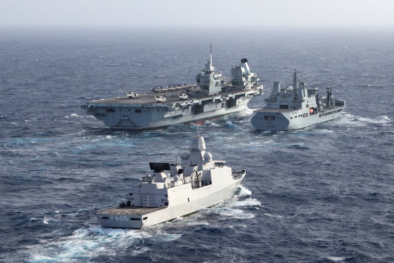 「伊麗莎白女王號」航母打擊群進入菲律賓海。右側為「泰德斯普林斯號(A136)」油料補給艦；後為荷蘭「艾弗森號(F805)」護衛艦。   圖：翻攝Commander UK Carrier Strike Group推特