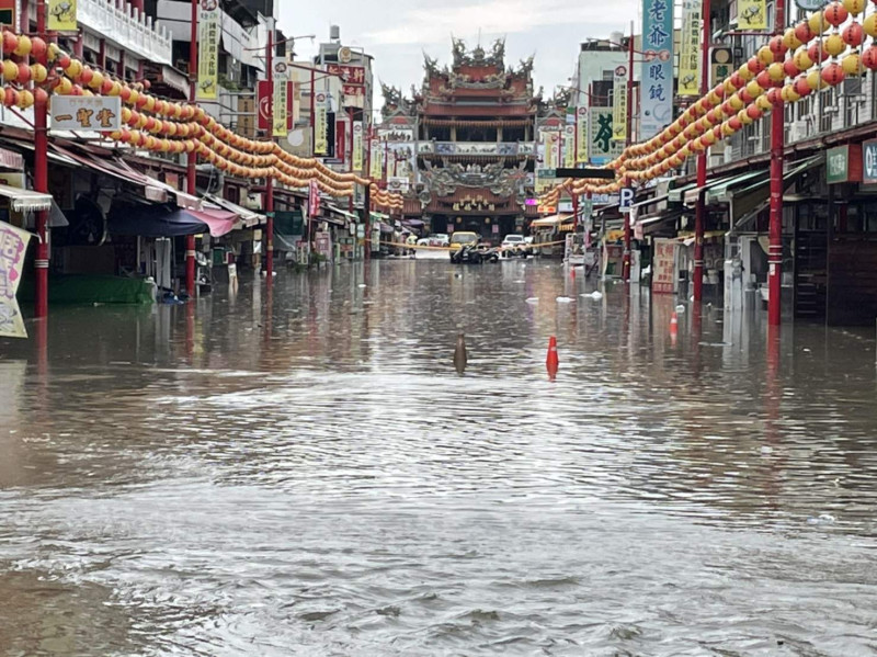 嘉義縣今天上午發生強降雨，知名新港奉天宮前馬路變成小河。   圖：讀者/提供