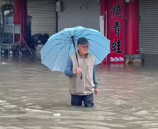 嘉義縣今天上午發生強降雨，知名新港奉天宮前水淹大腿。   圖：讀者/提供