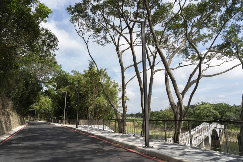 青草湖環湖步道去年5月開工，經一年改造工程後正式開放。   圖：新竹工務局／提供