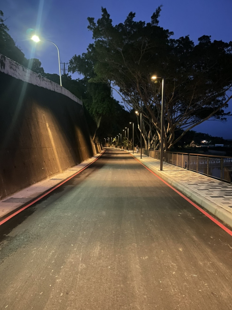 青草湖環湖步道沿線的高矮燈照明營造光環境。   圖：新竹工務局／提供