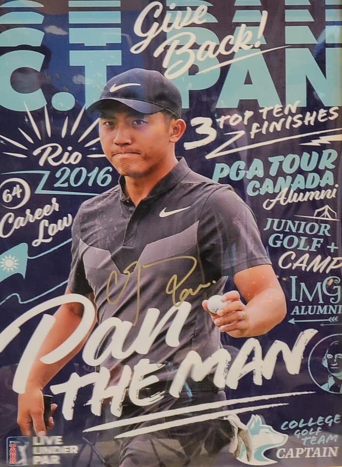 潘政琮發跡的高爾夫球場俱樂部牆上貼了許多張他的簽名海報。   圖：取自劉秋東臉書