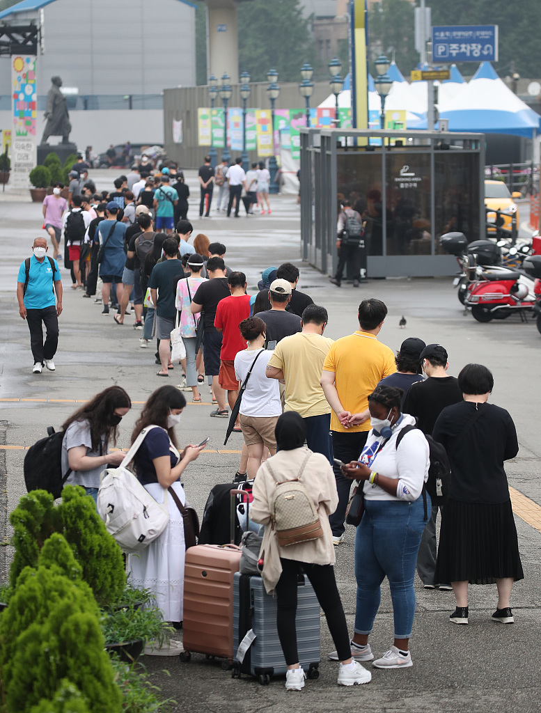 韓國民眾排隊接受新冠肺炎PCR檢測。   圖 : 翻攝自環球網
