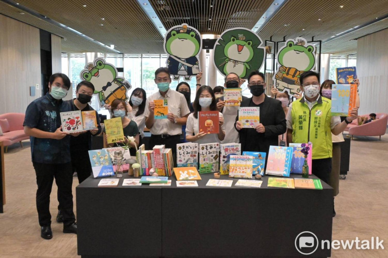 日前拜訪台南市長黃偉哲時表示將捐贈50本日文繪本給台南市新總圖的台南市日本人協會，今日將書運送至新總圖。   圖：郭國文服務處提供