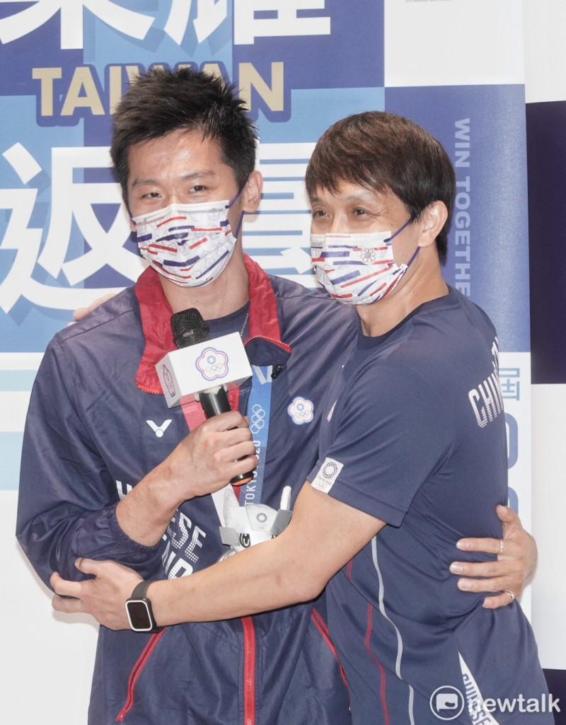 臺灣競技體操運動員李智凱(左)與教練林育信(右)。   圖：張良一攝