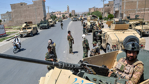 當地時間8月1日，阿富汗安全部隊在街道上站崗巡邏，安全部隊與塔利班之間的衝突仍在繼續。   圖：翻攝人民日報