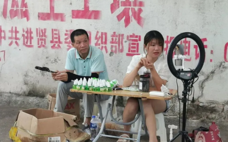 現在54歲的張玉環，偶爾會在早上與小兒媳劉金蘭前往江西進賢老城區的一處農貿市場，兩人一起現場擺攤與直播帶貨。   圖：翻攝自中國慈善家