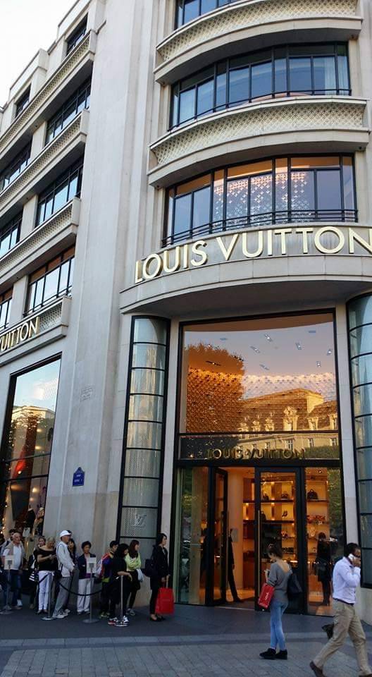 LV巴黎喬治五世大街旗艦店與排隊購買人潮。   圖 : 謝步智 / 攝