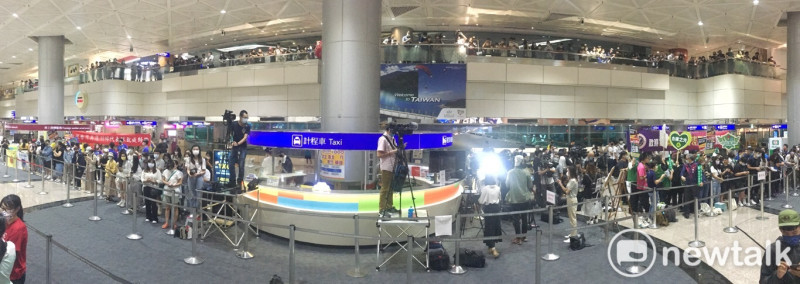 大批球迷和民眾聚集在桃園機場接機大廳準備迎接東京奧運羽球選球戴資穎、王齊麟、李洋等選手凱旋歸國。   圖：張良一攝