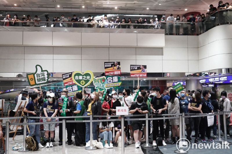 大批球迷和民眾聚集在桃園機場接機大廳準備迎接東京奧運羽球選手戴資穎、王齊麟、李洋等選手凱旋歸國。   圖：張良一 / 攝