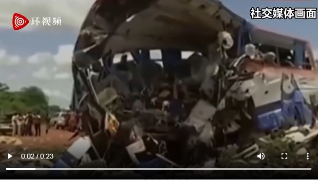非洲馬里當地時間3日工人的卡車與一輛客車相撞，車頭全毀，造成41人死亡。   圖 : 翻攝自環視頻