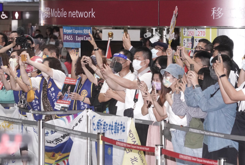 東京奧運羽球代表隊載譽返國，大批球迷機場接機，歡迎女單銀牌得主戴資穎。   圖：張良一攝