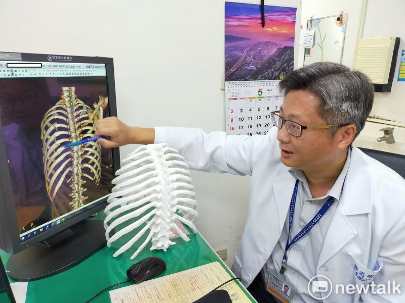 國軍台中總醫院胸腔外科主任謝志明說，手術搭配3D列印的新技術，整體恢復會更好。   唐復年/攝