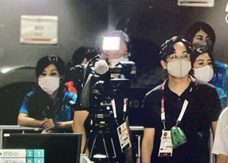 日本乒乓球名將伊藤美誠對陣韓國運動員比賽過程中，遭到媒體用攝影機打光燈干擾。   圖 : 日本NHK直播截圖