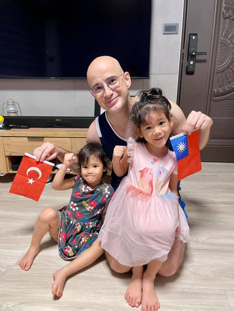 吳鳳與２個可愛女兒拿著台灣和家鄉土耳其的國旗幫選手們加油。   圖：翻攝自吳鳳臉書