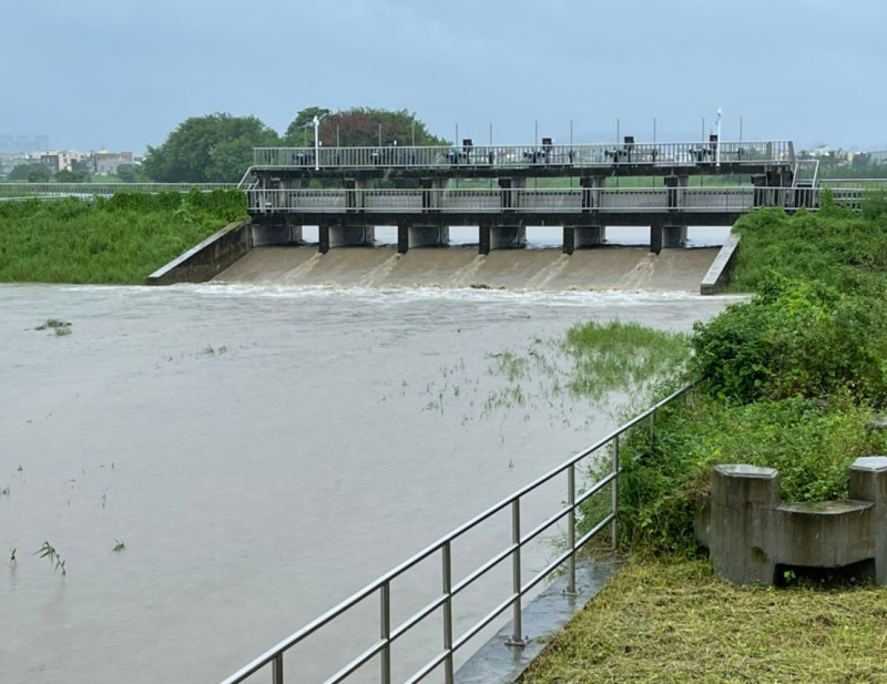 典寶溪B區滯洪池溢流口。   圖：高市水利局提供