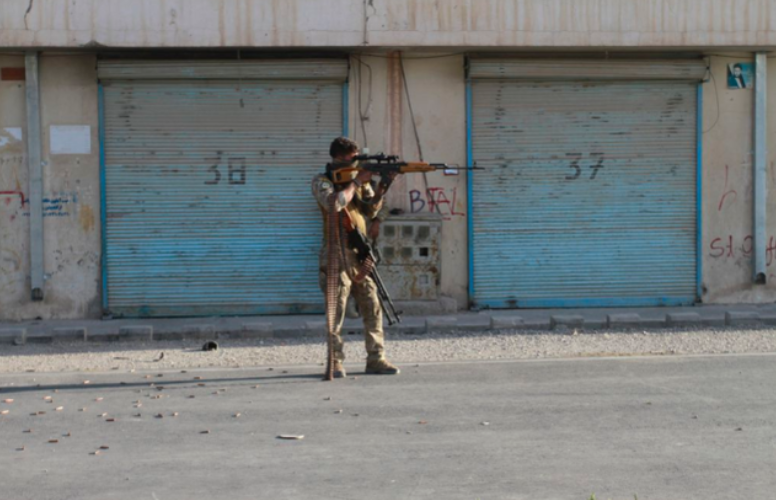 一名阿富汗安全人員在塔利班和阿富汗安全部隊的戰鬥中站崗。   圖：翻攝自環球網