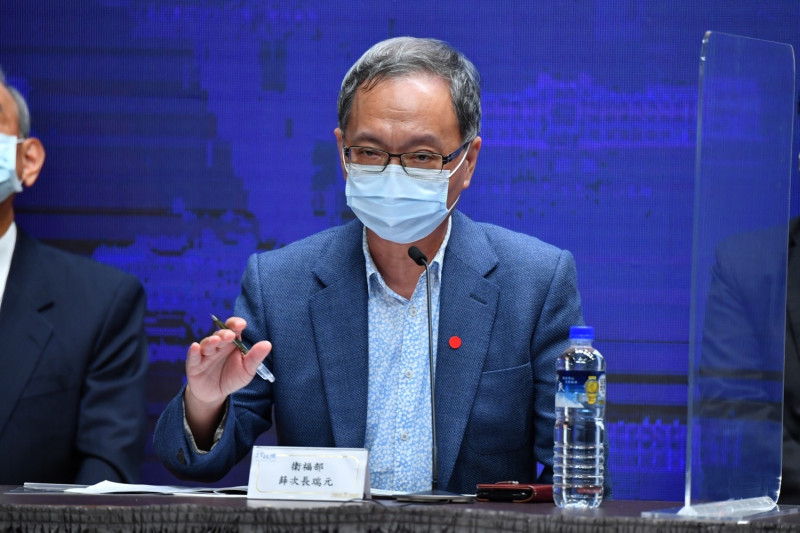 台灣已出現疫苗短缺的問題？衛福部次長薛瑞元今（5）日在行政院會後記者會中回答媒體記者問題時坦言，「我們必須要承認，目前存量似乎有所不足。」   圖：行政院提供