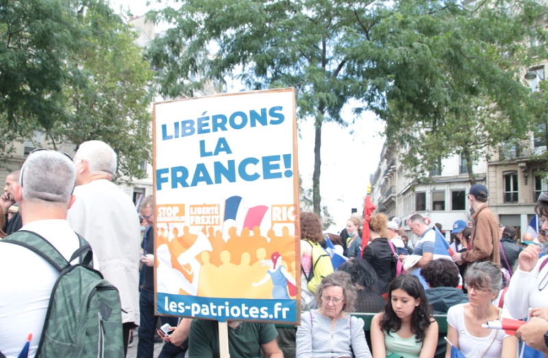反對「健康通行證」的民眾舉起寫有「解放法國！」的標語牌。   圖：翻攝自澎派新聞