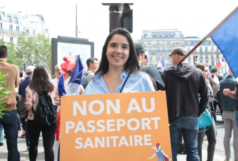 法國民眾手拿寫有「健康通行證，不！」的標語牌。   圖：翻攝自澎派新聞