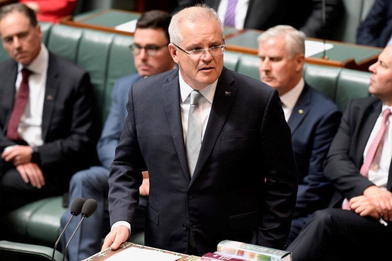 澳洲總理莫里森（前）直指當年同化政策是澳洲國家歷史中「可恥的一章」，他正式提出賠償原住民計畫。   圖：翻攝自澳洲聯邦議會臉書