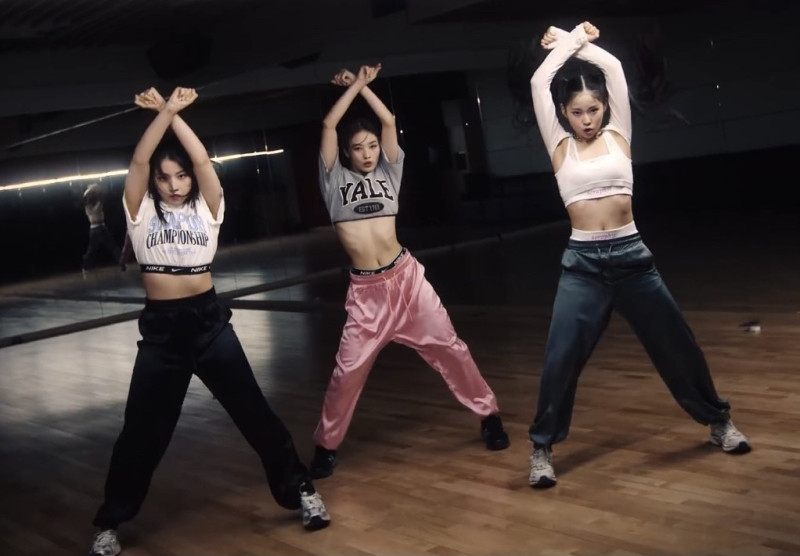 JYP首度公開新女團中的三位「舞蹈擔當」成員。   圖：翻攝自YOUTUBE