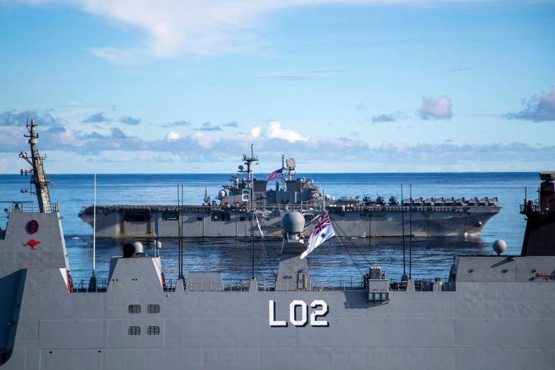 澳洲兩棲攻擊艦「坎培拉號(L02)」(前)與美國兩棲攻擊艦「美利堅號(LHA-6)」(後)   圖：翻攝U.S. Pacific Fleet臉書