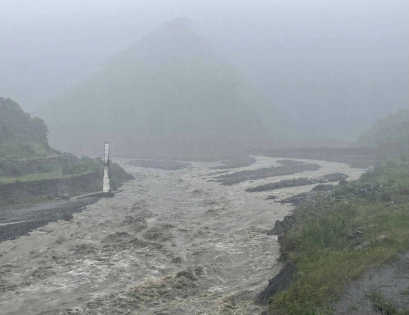 屏東山區大雨，來社溪溪水暴漲。   圖：來義鄉公所提供